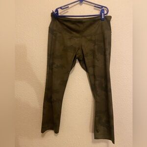 Lululemon 3/4 length like new capri athletic exercise pants, army camo green